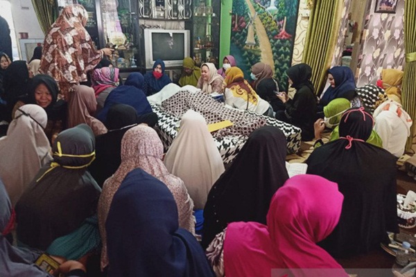 Sợ cha không được chứng kiến mình lấy vợ, chàng trai tổ chức đám cưới ngay cạnh quan tài người đã khuất-1