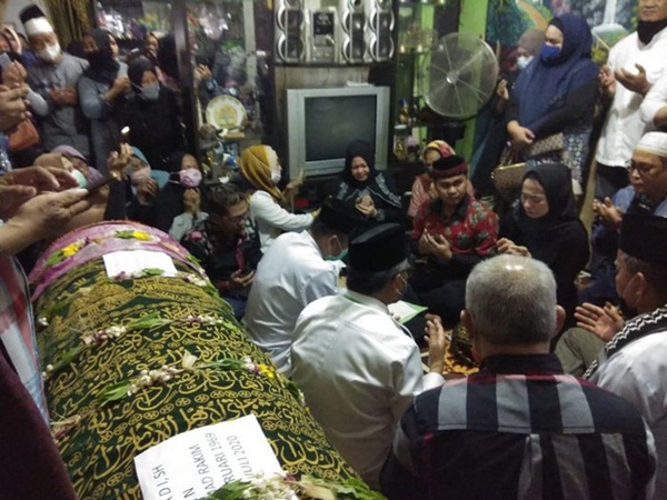 Sợ cha không được chứng kiến mình lấy vợ, chàng trai tổ chức đám cưới ngay cạnh quan tài người đã khuất-2