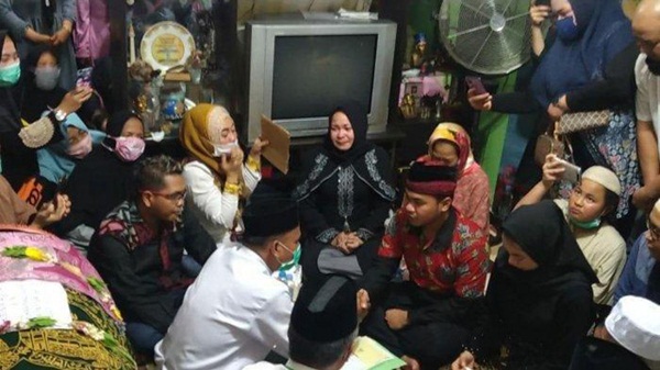 Sợ cha không được chứng kiến mình lấy vợ, chàng trai tổ chức đám cưới ngay cạnh quan tài người đã khuất-3