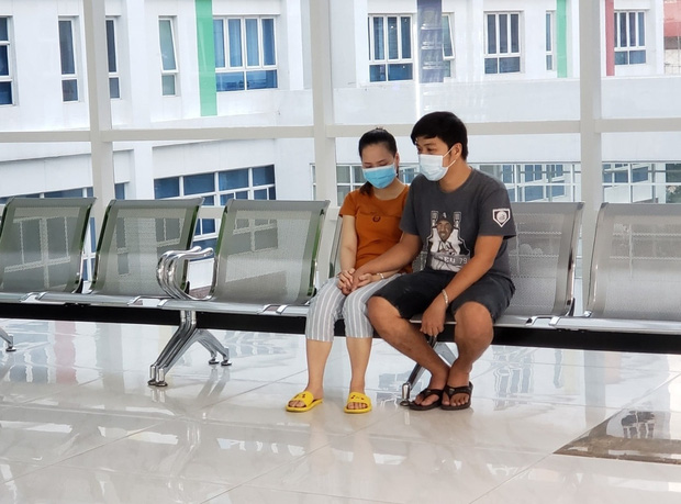 Đang tiến hành phẫu thuật tách dính 2 bé gái song sinh: Bố mẹ con đã khóc, mọi người đều mong các con được bình an-3
