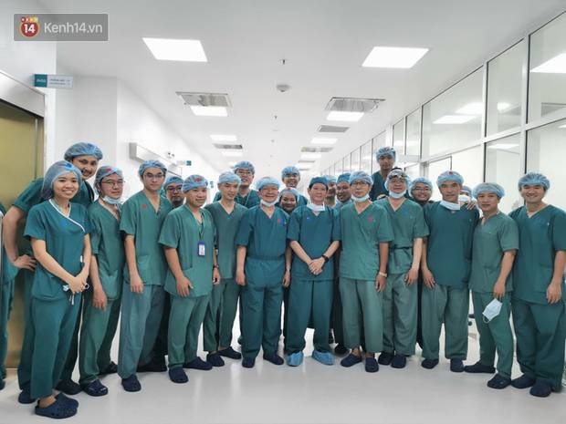 Đang tiến hành phẫu thuật tách dính 2 bé gái song sinh: Bố mẹ con đã khóc, mọi người đều mong các con được bình an-10