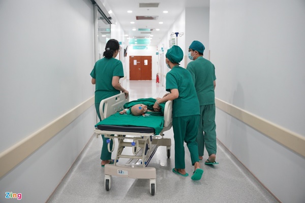 100 y bác sĩ làm gì trong phòng mổ tách song sinh dính liền?-3