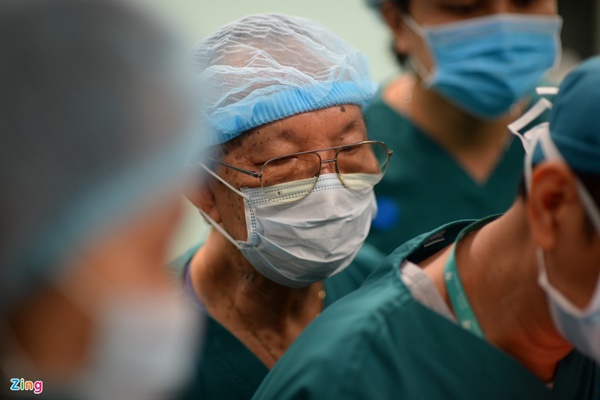 100 y bác sĩ làm gì trong phòng mổ tách song sinh dính liền?-11