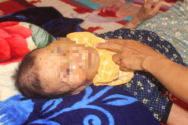 Mâu thuẫn gia đình, nghịch tử dùng dao chém mẹ ruột nguy kịch-3