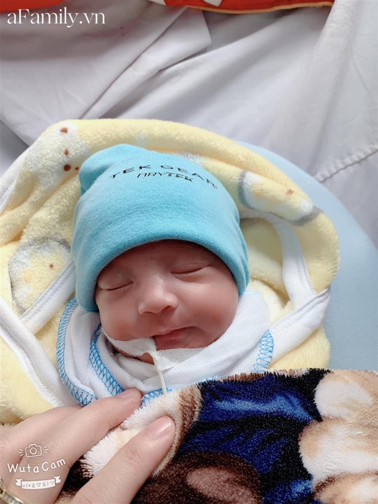 Mẹ Bắc Giang sinh non con chỉ nặng 1,2kg, đêm không dám ngủ vì sợ con ngưng thở, 5 tháng sau nhìn bé ai cũng bất ngờ-5