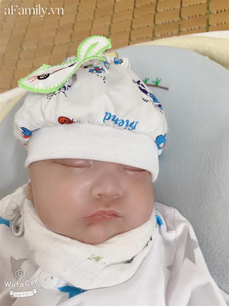 Mẹ Bắc Giang sinh non con chỉ nặng 1,2kg, đêm không dám ngủ vì sợ con ngưng thở, 5 tháng sau nhìn bé ai cũng bất ngờ-6