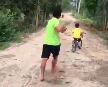 Con nhà người ta trong truyền thuyết vừa ngoan vừa siêu đáng yêu: Ba nhậu xỉn là phải có trách nhiệm buộc dây kéo về!-1