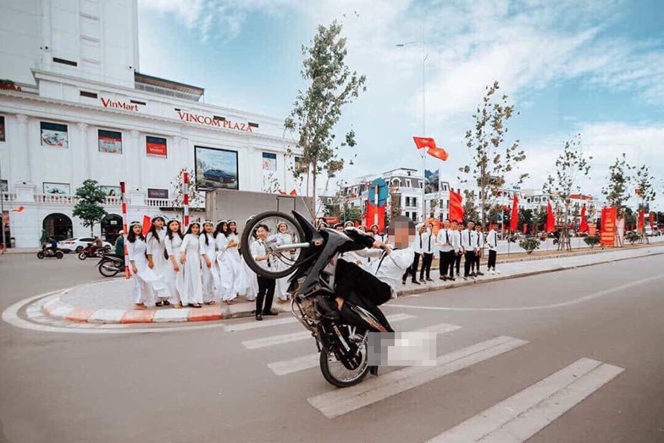 Nam sinh lớp 12 bốc đầu xe máy để chụp ảnh kỷ yếu: Cứ tưởng thế là ngầu, ai ngờ-1