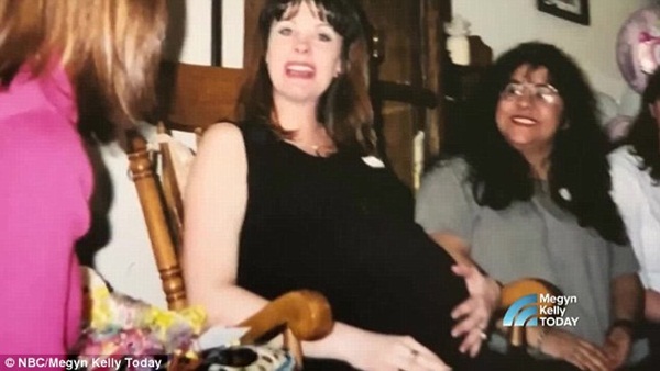 2 con gái sinh đôi dính liền, cha mẹ mất 7 tháng mới quyết định tách rời con, 17 năm sau ai cũng mãn nguyện khi thấy nụ cười của các em-2