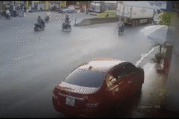 Đứng tim khoảnh khắc ô tô nuốt chửng bé gái đang chơi giữa sân-1