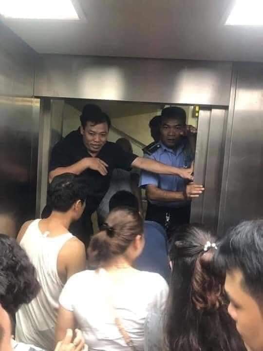 Toàn cảnh vụ rơi thang máy trong bệnh viện ở Hà Nội, nhưng thay vì la hét hay hoảng loạn thì nhóm người này lại làm một hành động khiến ai cũng... mừng-2