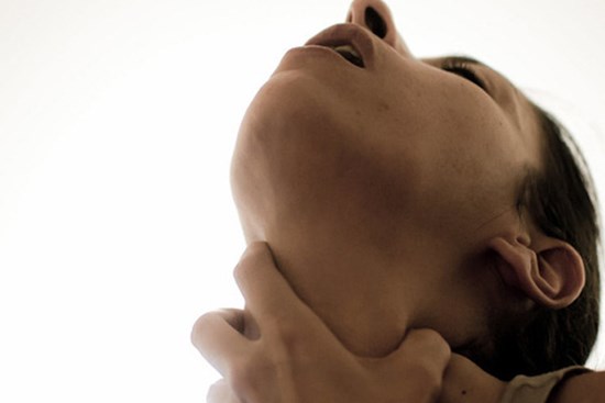 Quá xấu hổ vì con gái 17 tuổi chưa chồng mà chửa, cha lập tức bóp cổ con đến chết để