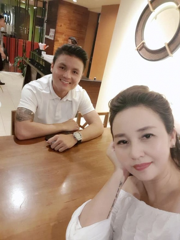 Quang Hải - Huỳnh Anh dính nhau như sam mừng sinh nhật mẹ nuôi-3