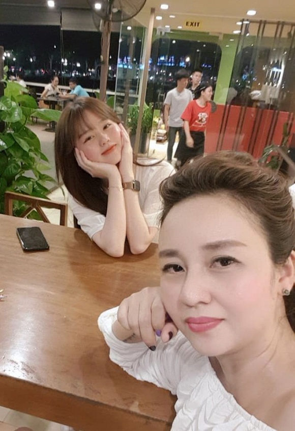 Quang Hải - Huỳnh Anh dính nhau như sam mừng sinh nhật mẹ nuôi-4