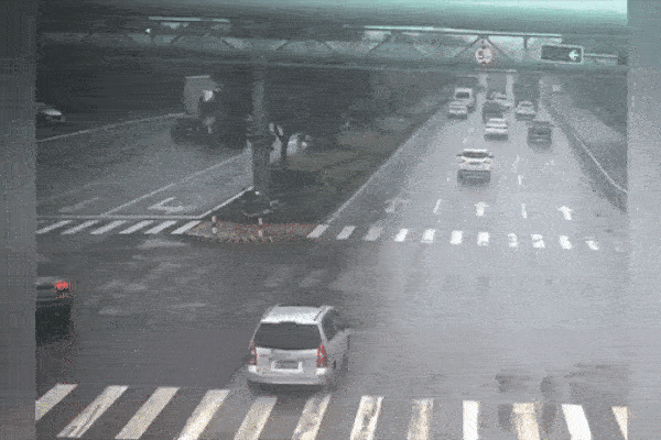 Tài xế xe con đánh lái chính xác tránh khỏi tai nạn