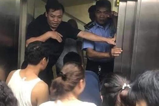 Toàn cảnh vụ rơi thang máy trong bệnh viện ở Hà Nội, nhưng thay vì la hét hay hoảng loạn thì nhóm người này lại làm một hành động khiến ai cũng... mừng