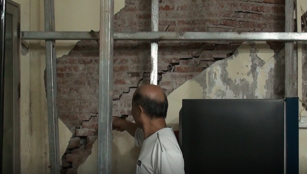 Hà Nội: Dân phố cổ đứng ngồi không yên trong ngôi nhà nứt toác, xiêu vẹo, có thể đổ sập bất cứ lúc nào-3