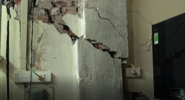 Hà Nội: Dân phố cổ đứng ngồi không yên trong ngôi nhà nứt toác, xiêu vẹo, có thể đổ sập bất cứ lúc nào-1