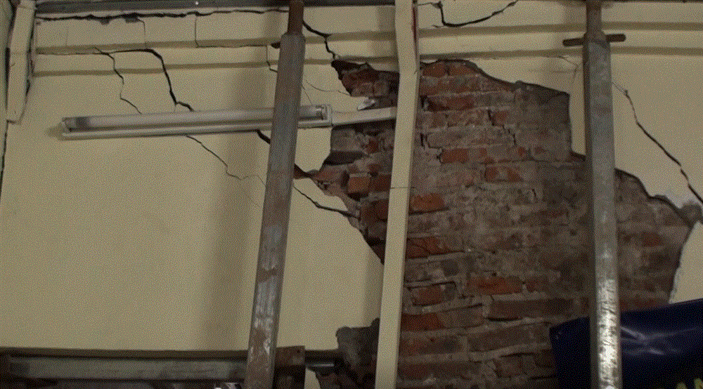 Hà Nội: Dân phố cổ đứng ngồi không yên trong ngôi nhà nứt toác, xiêu vẹo, có thể đổ sập bất cứ lúc nào-4