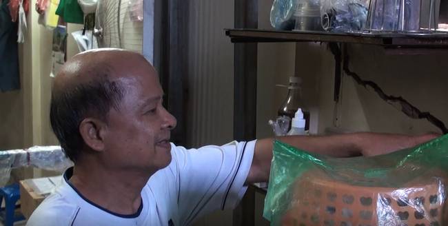 Hà Nội: Dân phố cổ đứng ngồi không yên trong ngôi nhà nứt toác, xiêu vẹo, có thể đổ sập bất cứ lúc nào-2