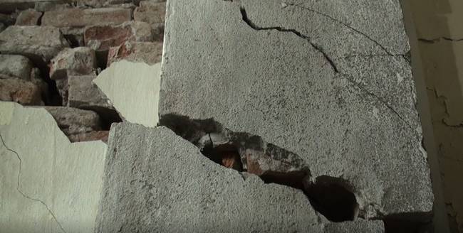 Hà Nội: Dân phố cổ đứng ngồi không yên trong ngôi nhà nứt toác, xiêu vẹo, có thể đổ sập bất cứ lúc nào-8