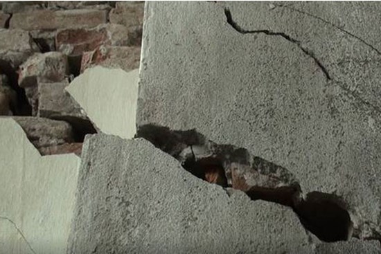 Hà Nội: Dân phố cổ đứng ngồi không yên trong ngôi nhà nứt toác, xiêu vẹo, có thể đổ sập bất cứ lúc nào