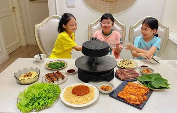 MC VTV Diệp Chi thiết đãi bạn của con thịnh soạn, ai cũng tấm tắc: Bàn tiệc xịn sò quá-2