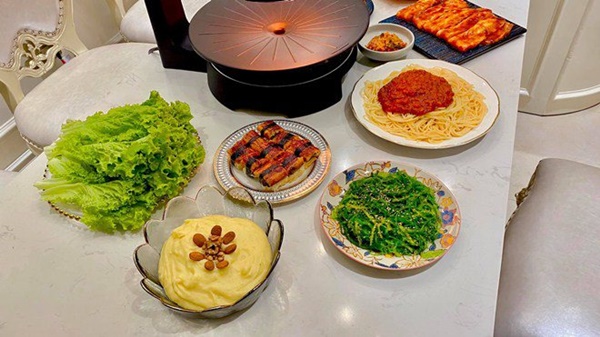 MC VTV Diệp Chi thiết đãi bạn của con thịnh soạn, ai cũng tấm tắc: Bàn tiệc xịn sò quá-4