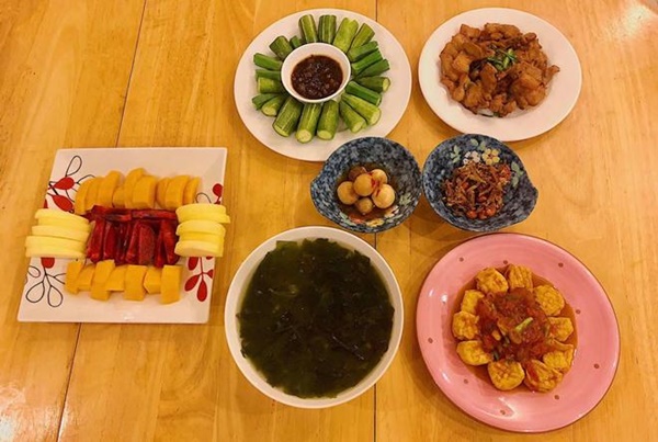 MC VTV Diệp Chi thiết đãi bạn của con thịnh soạn, ai cũng tấm tắc: Bàn tiệc xịn sò quá-6