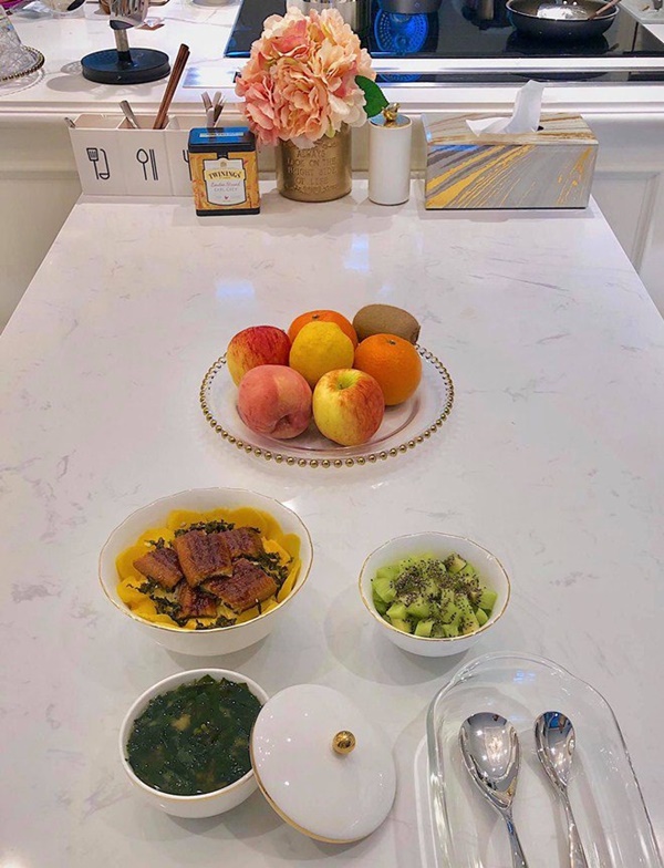 MC VTV Diệp Chi thiết đãi bạn của con thịnh soạn, ai cũng tấm tắc: Bàn tiệc xịn sò quá-9