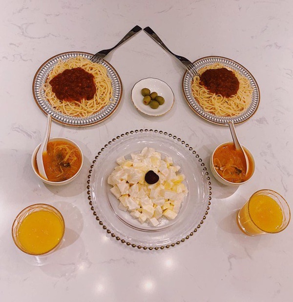 MC VTV Diệp Chi thiết đãi bạn của con thịnh soạn, ai cũng tấm tắc: Bàn tiệc xịn sò quá-10