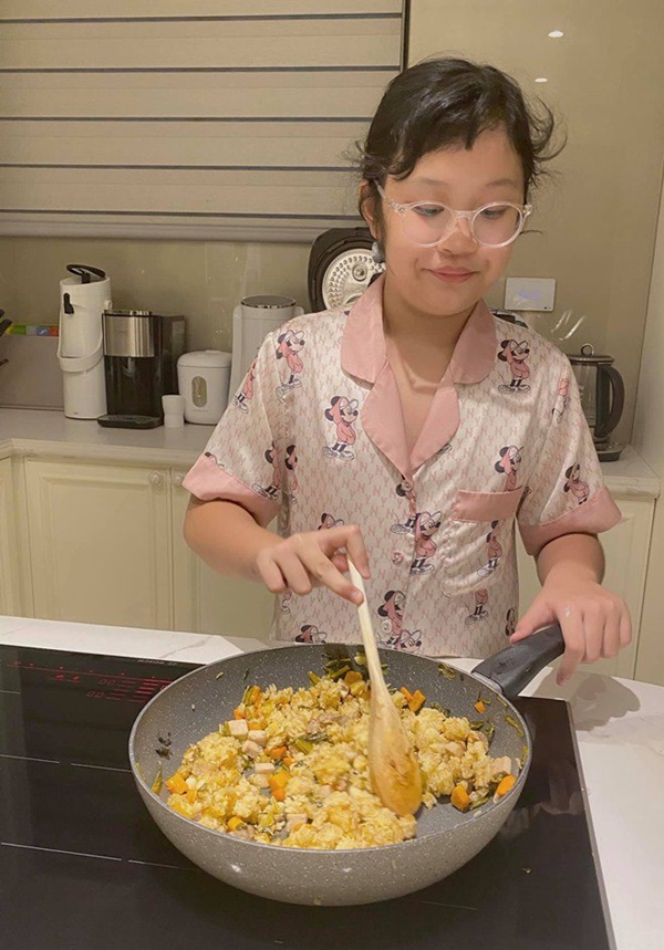 MC VTV Diệp Chi thiết đãi bạn của con thịnh soạn, ai cũng tấm tắc: Bàn tiệc xịn sò quá-11