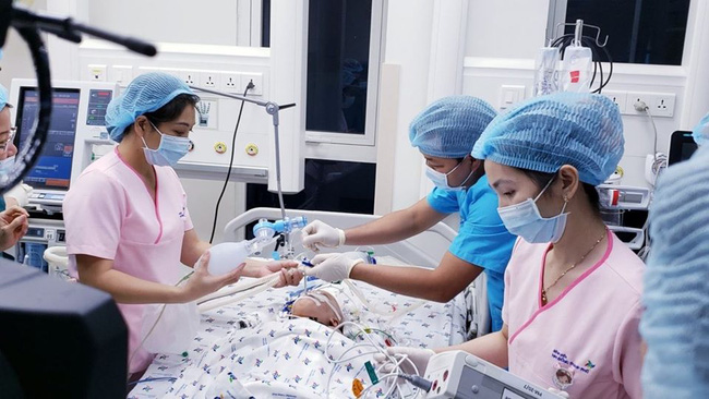 Tin vui: 18h40, cặp song sinh Trúc Nhi - Diệu Nhi đã được đưa ra khỏi phòng mổ sau khi các bác sĩ hoàn tất khâu tạo hình cuối cùng-1