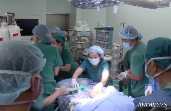 Tin vui: 18h40, cặp song sinh Trúc Nhi - Diệu Nhi đã được đưa ra khỏi phòng mổ sau khi các bác sĩ hoàn tất khâu tạo hình cuối cùng-11