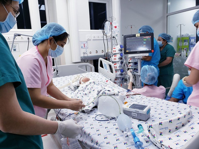 Tin vui: 18h40, cặp song sinh Trúc Nhi - Diệu Nhi đã được đưa ra khỏi phòng mổ sau khi các bác sĩ hoàn tất khâu tạo hình cuối cùng-2