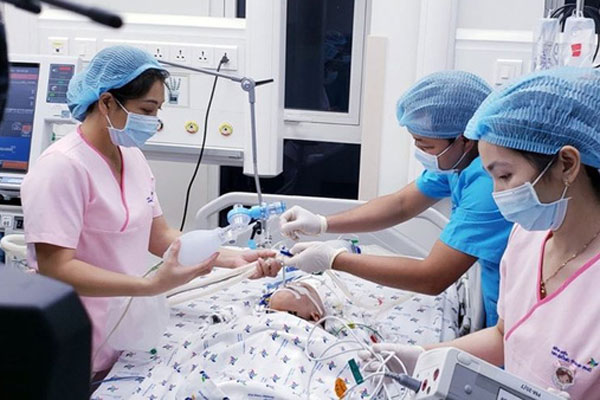 Video cận cảnh quá trình gây mê phẫu thuật tách cặp song sinh dính liền khiến người xem xúc động-7