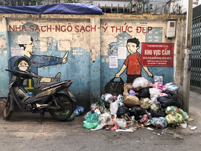 Ảnh, clip: Trung tâm Hà Nội rác chất thành núi vì dân lại chặn xe vào bãi rác Nam Sơn-1