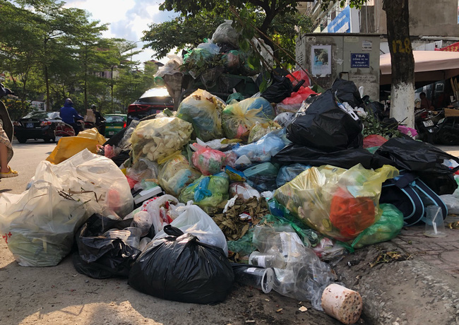 Ảnh, clip: Trung tâm Hà Nội rác chất thành núi vì dân lại chặn xe vào bãi rác Nam Sơn-10