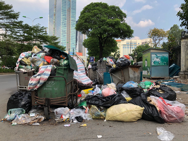 Ảnh, clip: Trung tâm Hà Nội rác chất thành núi vì dân lại chặn xe vào bãi rác Nam Sơn-11