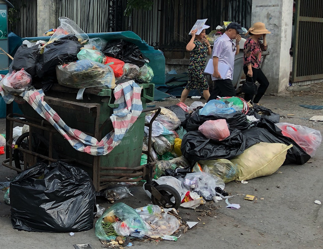 Ảnh, clip: Trung tâm Hà Nội rác chất thành núi vì dân lại chặn xe vào bãi rác Nam Sơn-12