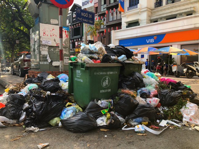 Ảnh, clip: Trung tâm Hà Nội rác chất thành núi vì dân lại chặn xe vào bãi rác Nam Sơn-13