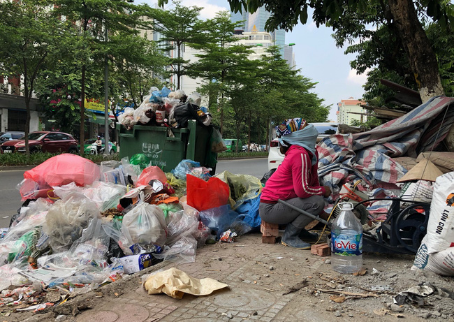 Ảnh, clip: Trung tâm Hà Nội rác chất thành núi vì dân lại chặn xe vào bãi rác Nam Sơn-14