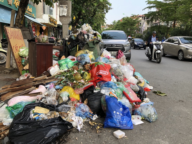 Ảnh, clip: Trung tâm Hà Nội rác chất thành núi vì dân lại chặn xe vào bãi rác Nam Sơn-15