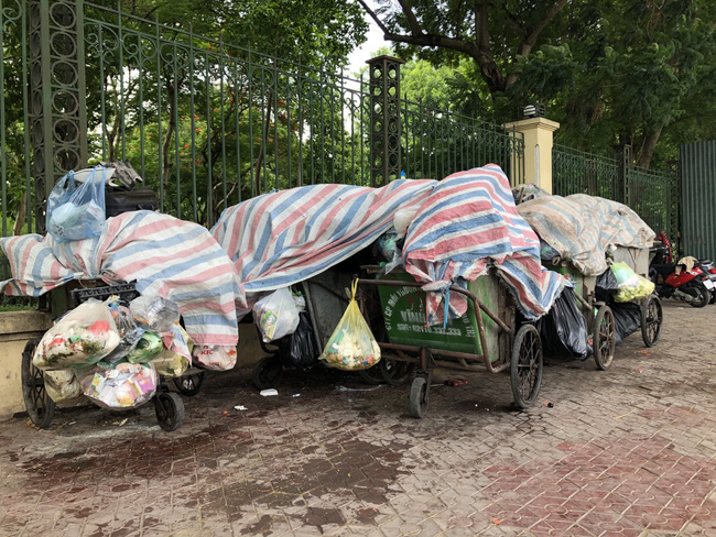 Ảnh, clip: Trung tâm Hà Nội rác chất thành núi vì dân lại chặn xe vào bãi rác Nam Sơn-2