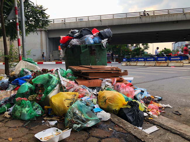 Ảnh, clip: Trung tâm Hà Nội rác chất thành núi vì dân lại chặn xe vào bãi rác Nam Sơn-3