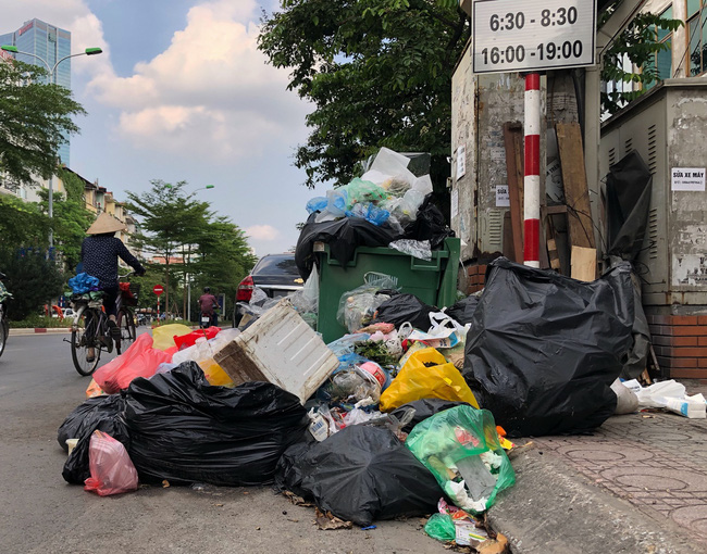 Ảnh, clip: Trung tâm Hà Nội rác chất thành núi vì dân lại chặn xe vào bãi rác Nam Sơn-4