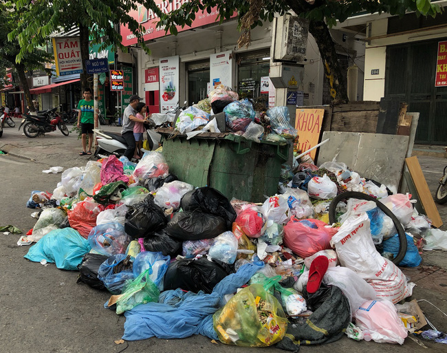 Ảnh, clip: Trung tâm Hà Nội rác chất thành núi vì dân lại chặn xe vào bãi rác Nam Sơn-5