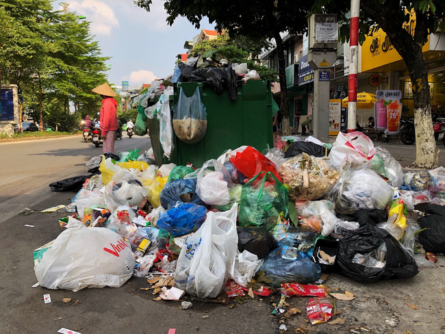 Ảnh, clip: Trung tâm Hà Nội rác chất thành núi vì dân lại chặn xe vào bãi rác Nam Sơn-6