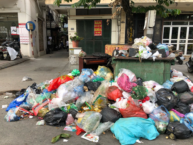 Ảnh, clip: Trung tâm Hà Nội rác chất thành núi vì dân lại chặn xe vào bãi rác Nam Sơn-7