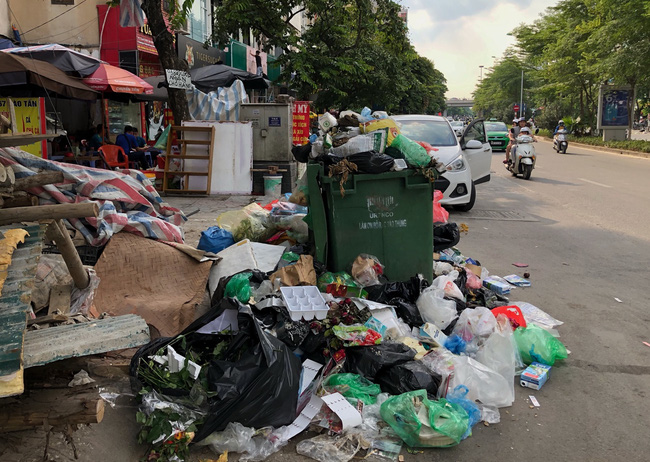 Ảnh, clip: Trung tâm Hà Nội rác chất thành núi vì dân lại chặn xe vào bãi rác Nam Sơn-8